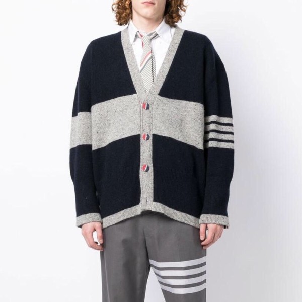 ✨톰브라운 남성 브이넥 그레이 가디건 - Thom Browne Unisex Gray Cardigan - th01x