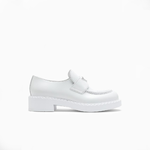 ✨프라다 여성 브러시드 레더 삼각로고 로퍼 1D246M 【매장-160만원대】 - Prada Womens White Loafer - pr766x